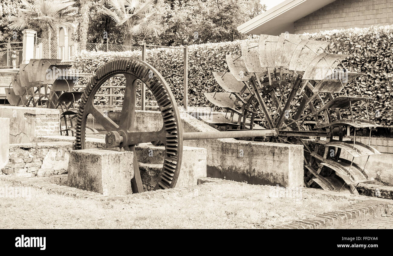 Vecchio ferro da stiro a ruota di un mulino ad acqua. Le rovine di un mulino ad acqua. Effetto vintage. Foto Stock