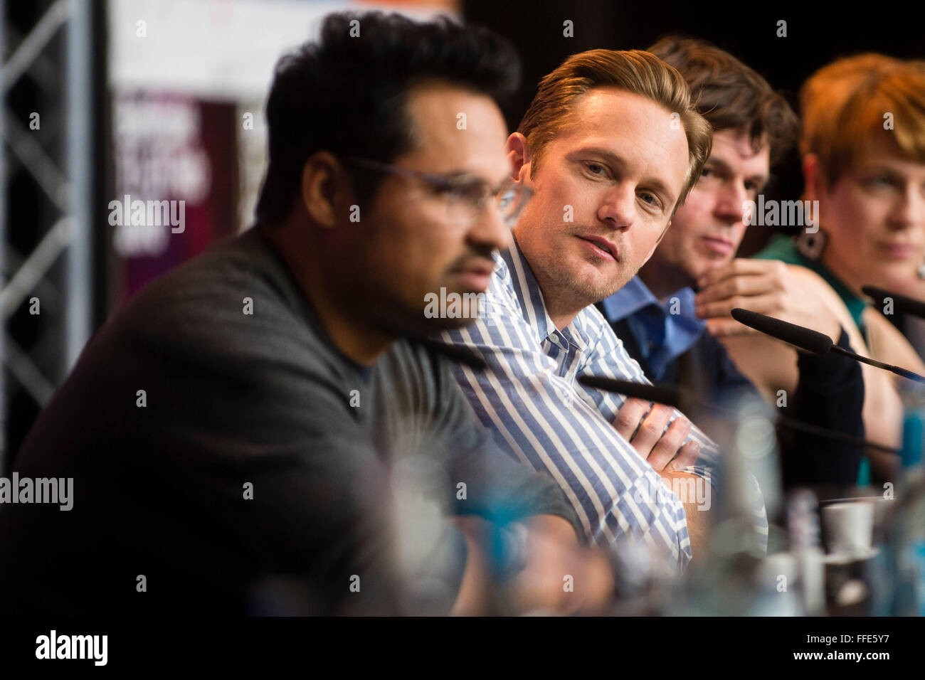 Berlino, Germania. 12 Feb, 2016. 66° Festival Internazionale del Cinema di Berlino, Germania, 12 febbraio 2016. Premere il tasto Conferenza 'guerra a tutti": Attori Michael Peña (L-R) e Alexander Skarsgard e il produttore Chris Clark. Il film verrà proiettato nella sezione Panorama della Berlinale. La Berlinale corre dal 11 febbraio al 21 febbraio 2016. Foto: GREGOR FISCHER/dpa/Alamy Live News Foto Stock