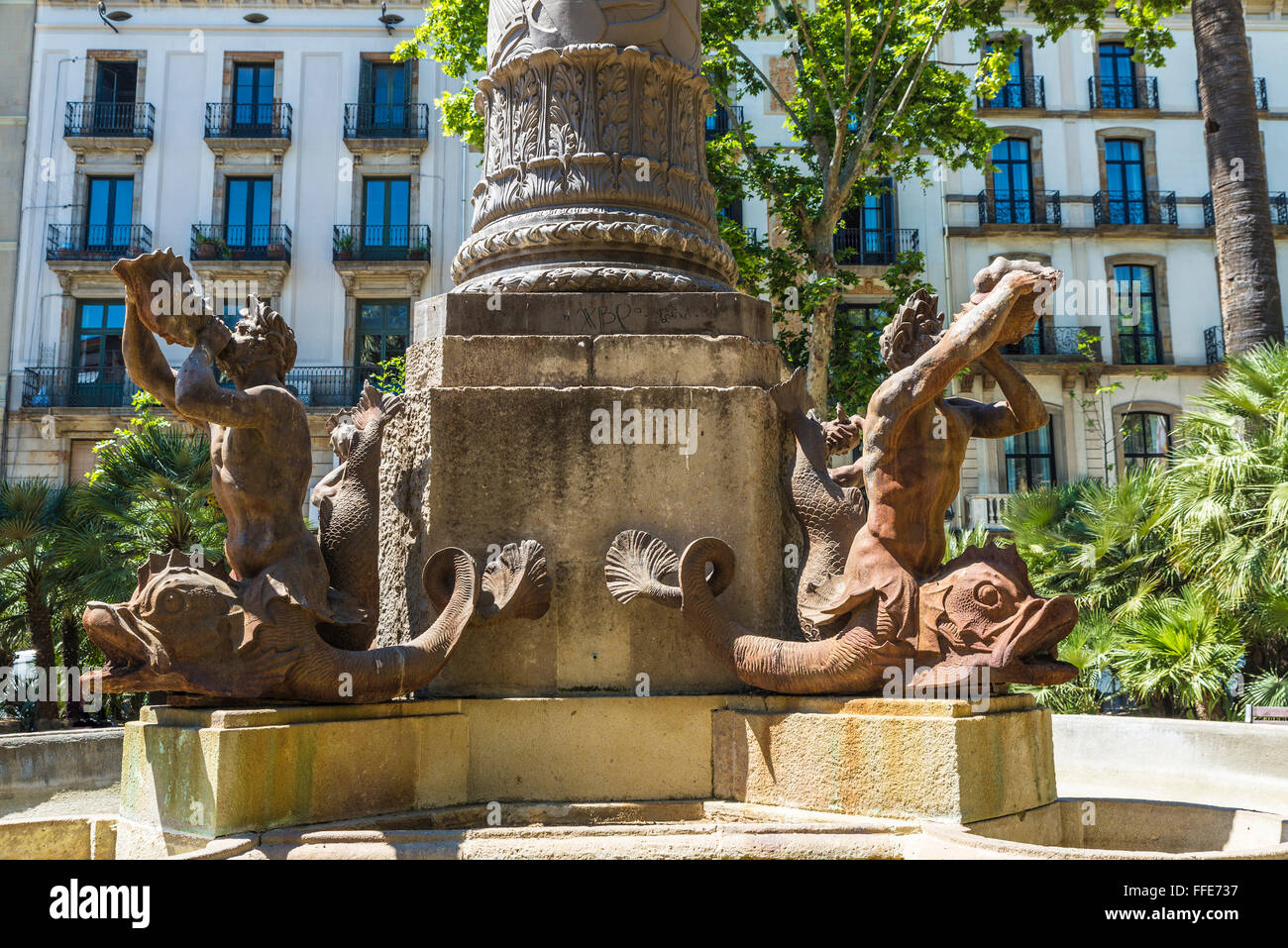 Statua di ferro di tritoni riproduzione di un corno nella città vecchia di Barcellona, in Catalogna, Spagna Foto Stock