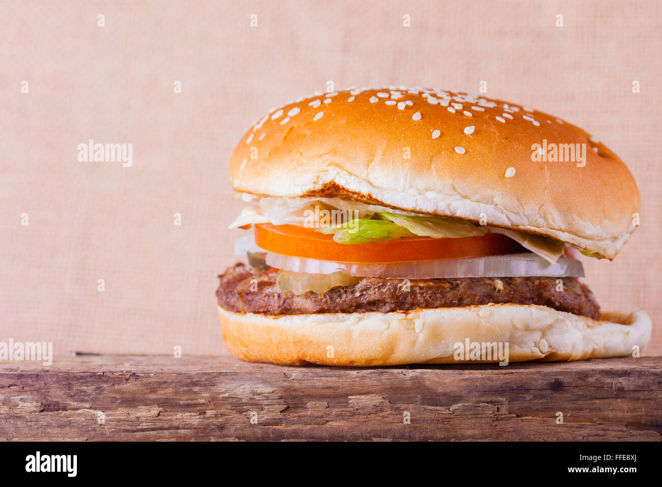 Burger su una vecchia scheda di legno sfondo vintage Foto Stock