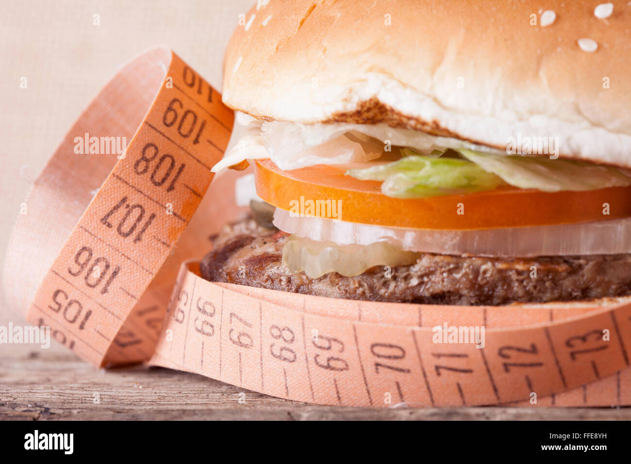 Hamburger con il misuratore closeup concetto di dieta Foto Stock