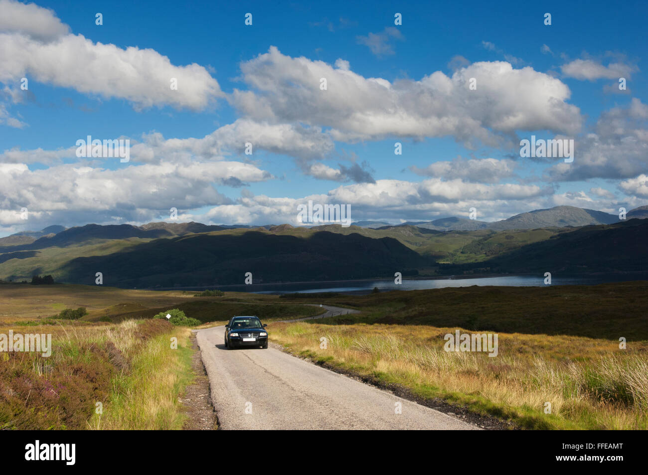 Auto guidando lungo una singola-via strada nei pressi del villaggio di Lochcarron - Ross-shire, Scozia. Foto Stock