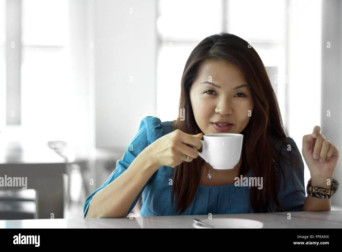 Femmina asiatica belle donne ritratti bere una tazzina di caffè, ragazza cinese relax uno stile di vita in cafe Foto Stock