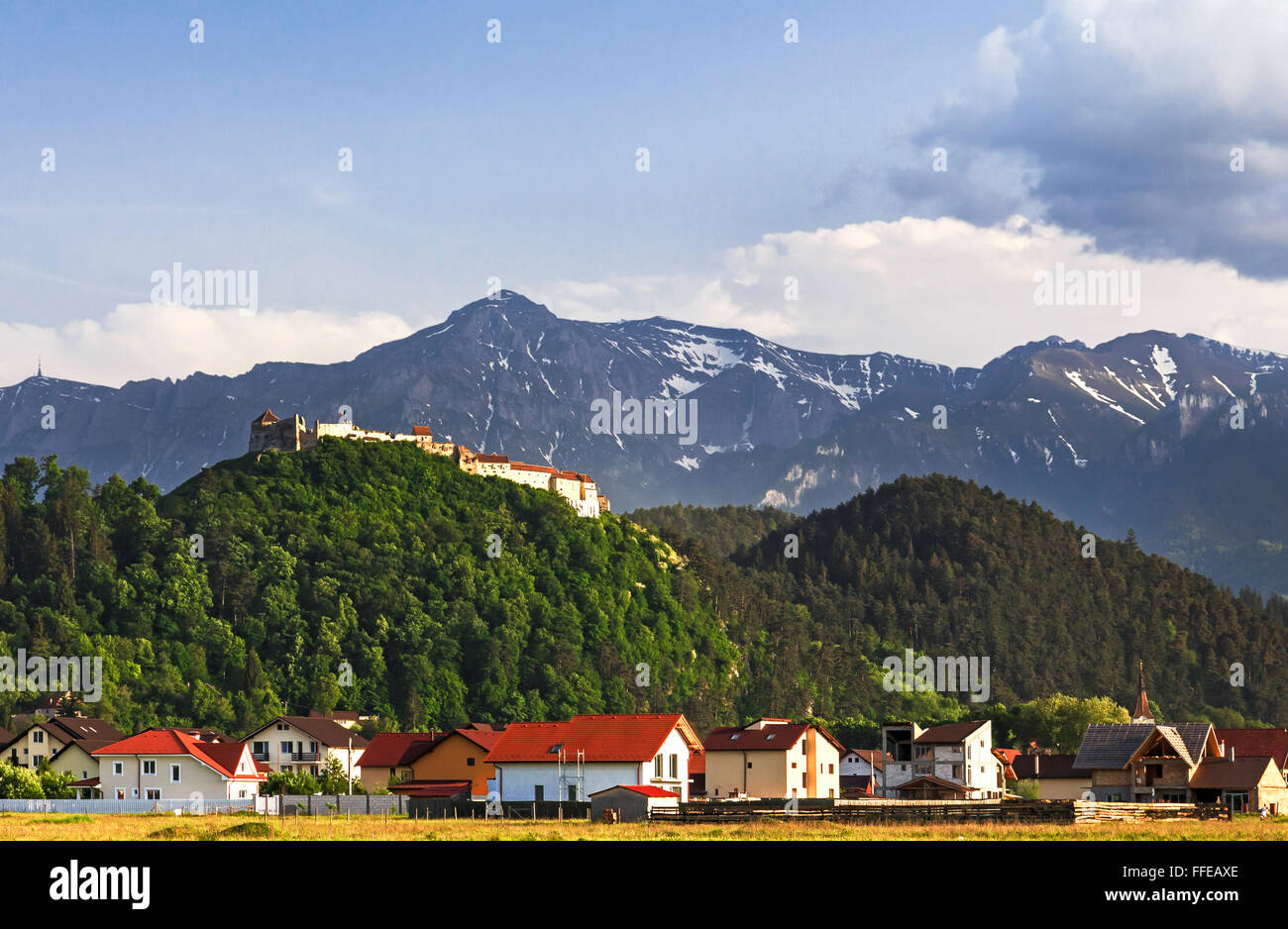 Rasnov fortezza sulla cima della montagna Foto Stock