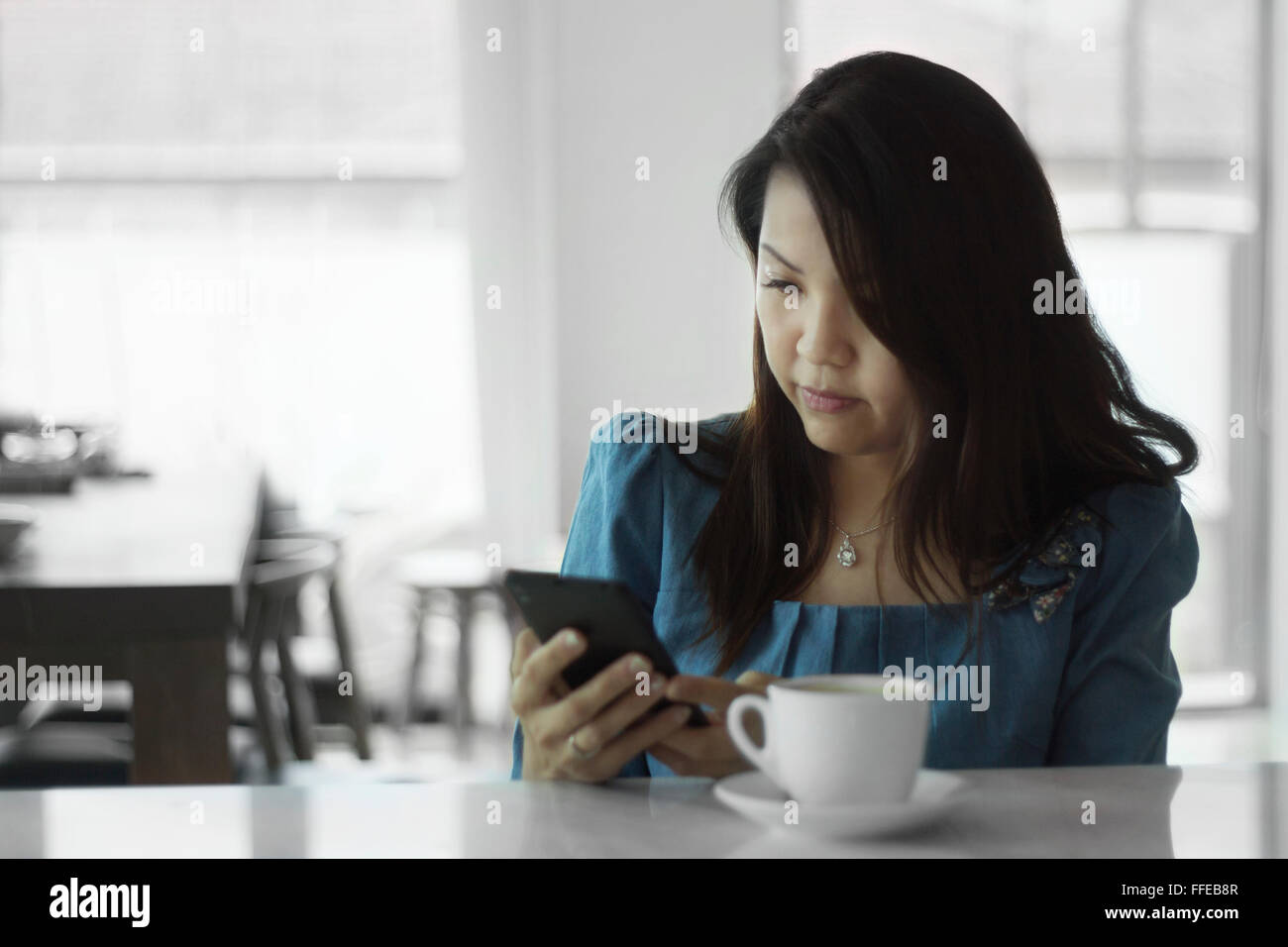 Femmina asiatica belle donne ritratti look smart phone, ragazza cinese relax uno stile di vita in cafe Foto Stock