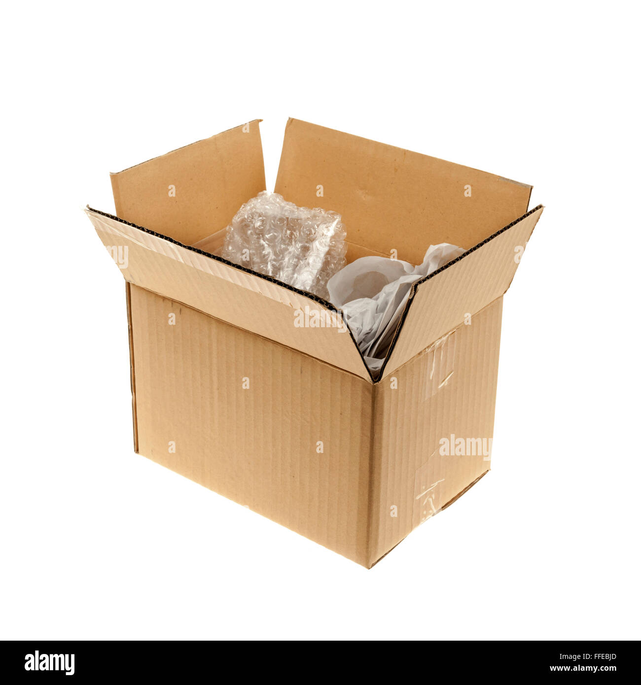 Aprire la scatola di cartone con il materiale di imballaggio all'interno isolato su sfondo bianco Foto Stock