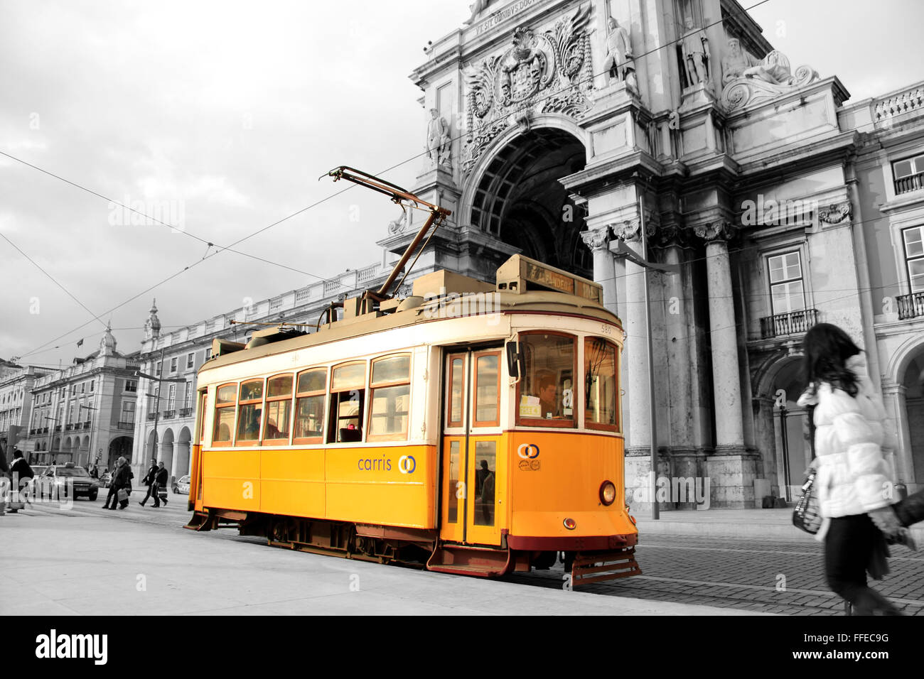 Il tram in attesa presso l'Arco Trionfale, Commercial Square, Praca do Comercio, Lisbona, Portogallo Foto Stock