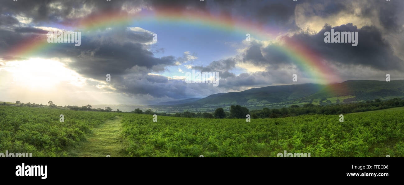 Incredibili tramonti estivi di arcobaleno attraverso la campagna a scarpata paesaggio Foto Stock