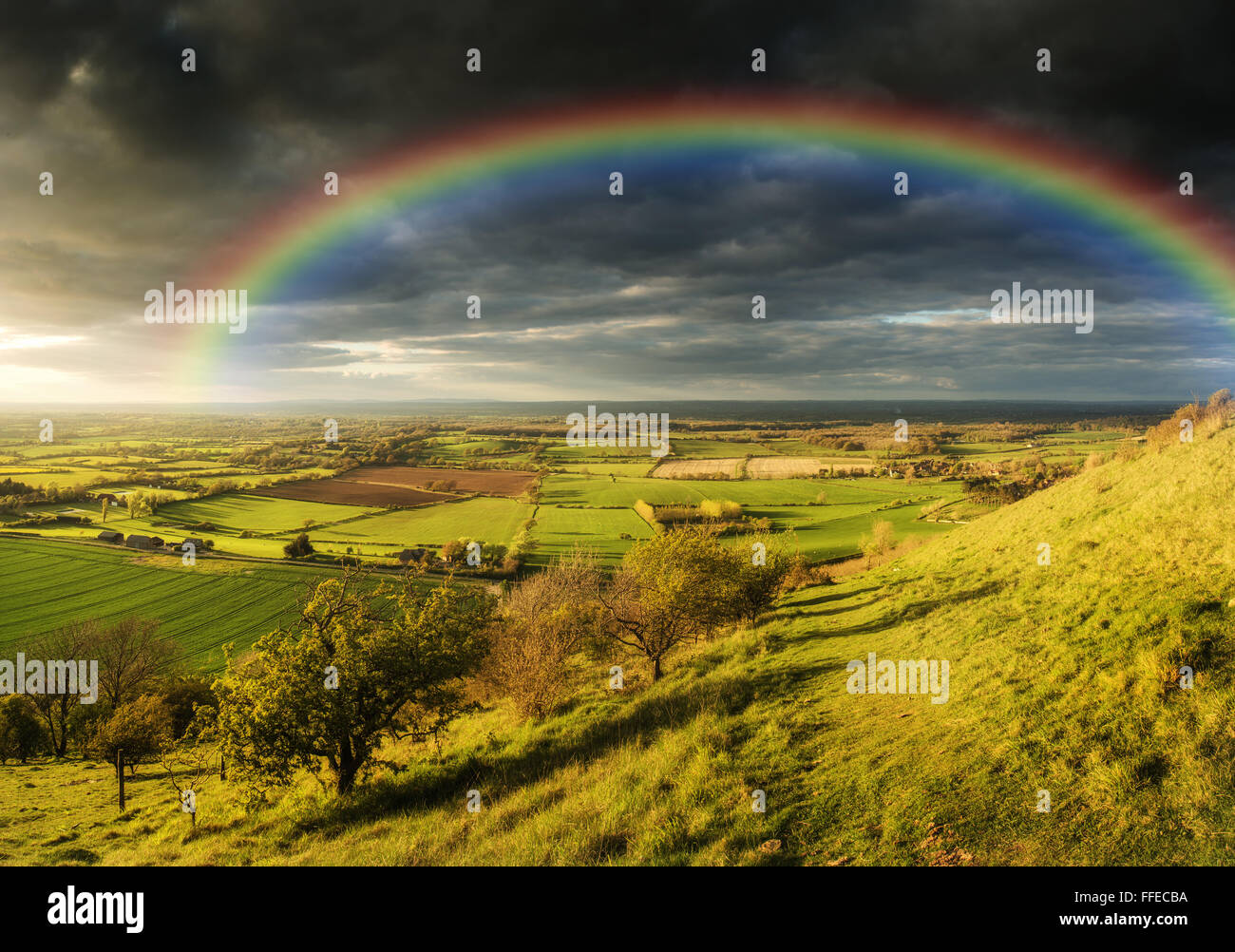Incredibili tramonti estivi di arcobaleno attraverso la campagna a scarpata paesaggio Foto Stock