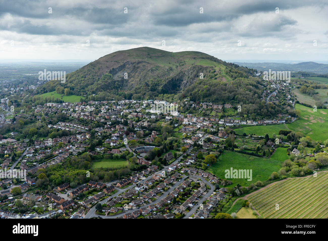 Una veduta aerea di Great Malvern con il Malvern Hills visibile sotto il profila un cielo grigio Foto Stock