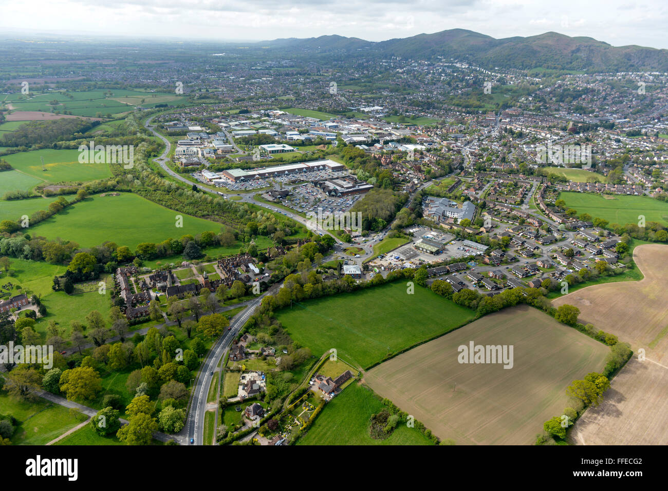 Una veduta aerea di Great Malvern con il Malvern Hills visibile sotto il profila un cielo grigio Foto Stock