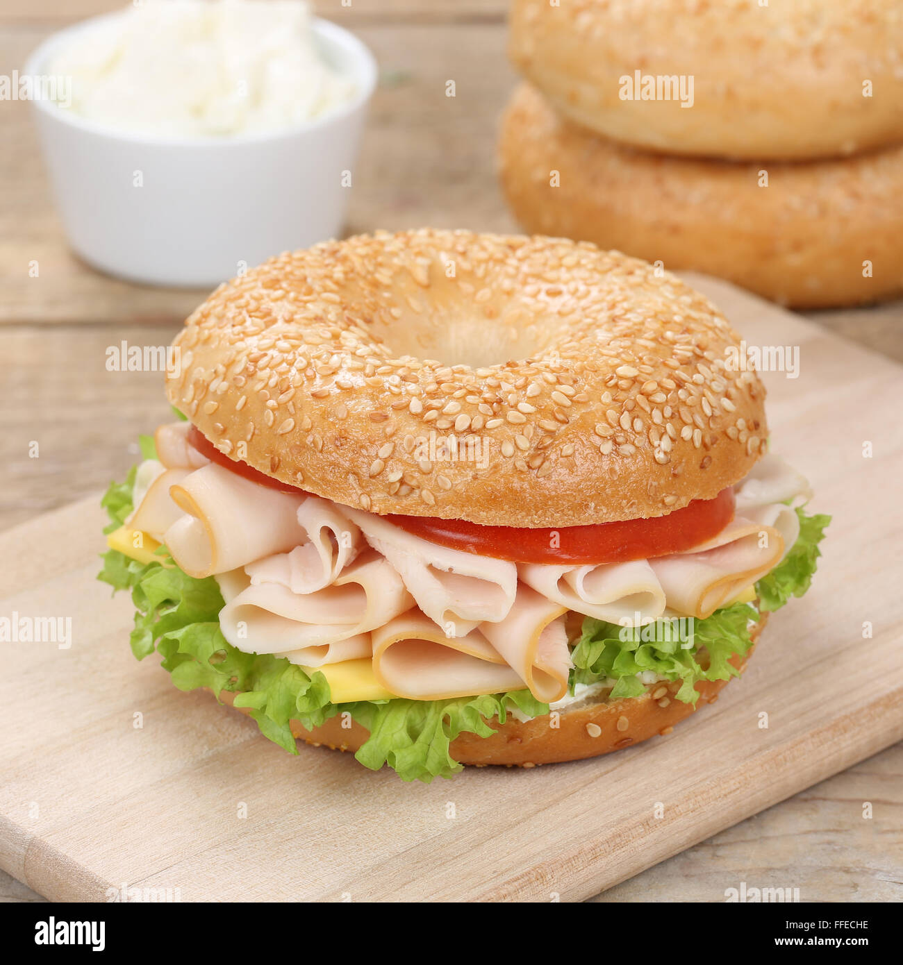 Mangiare sano bagel sandwich per colazione con prosciutto, crema di  formaggio, pomodori e lattuga Foto stock - Alamy