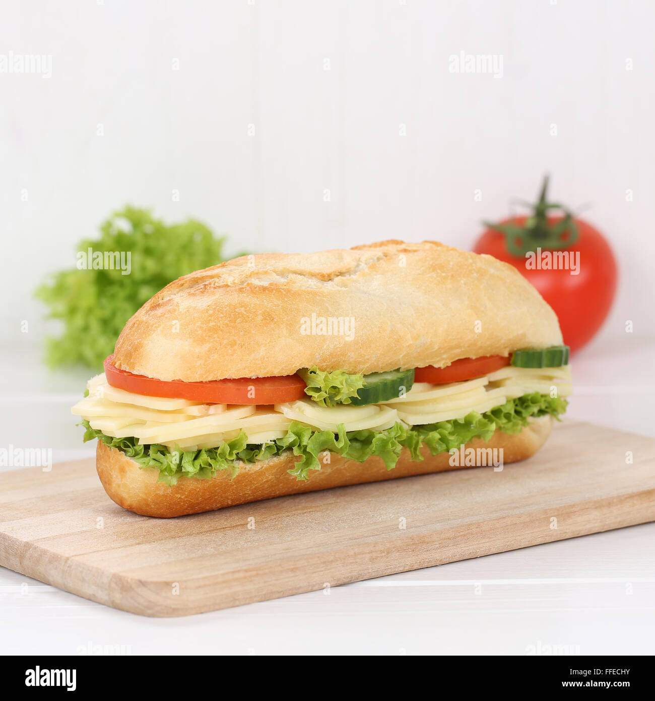 Mangiare sano sub deli sandwich baguette con formaggio, pomodori e lattuga per la prima colazione Foto Stock