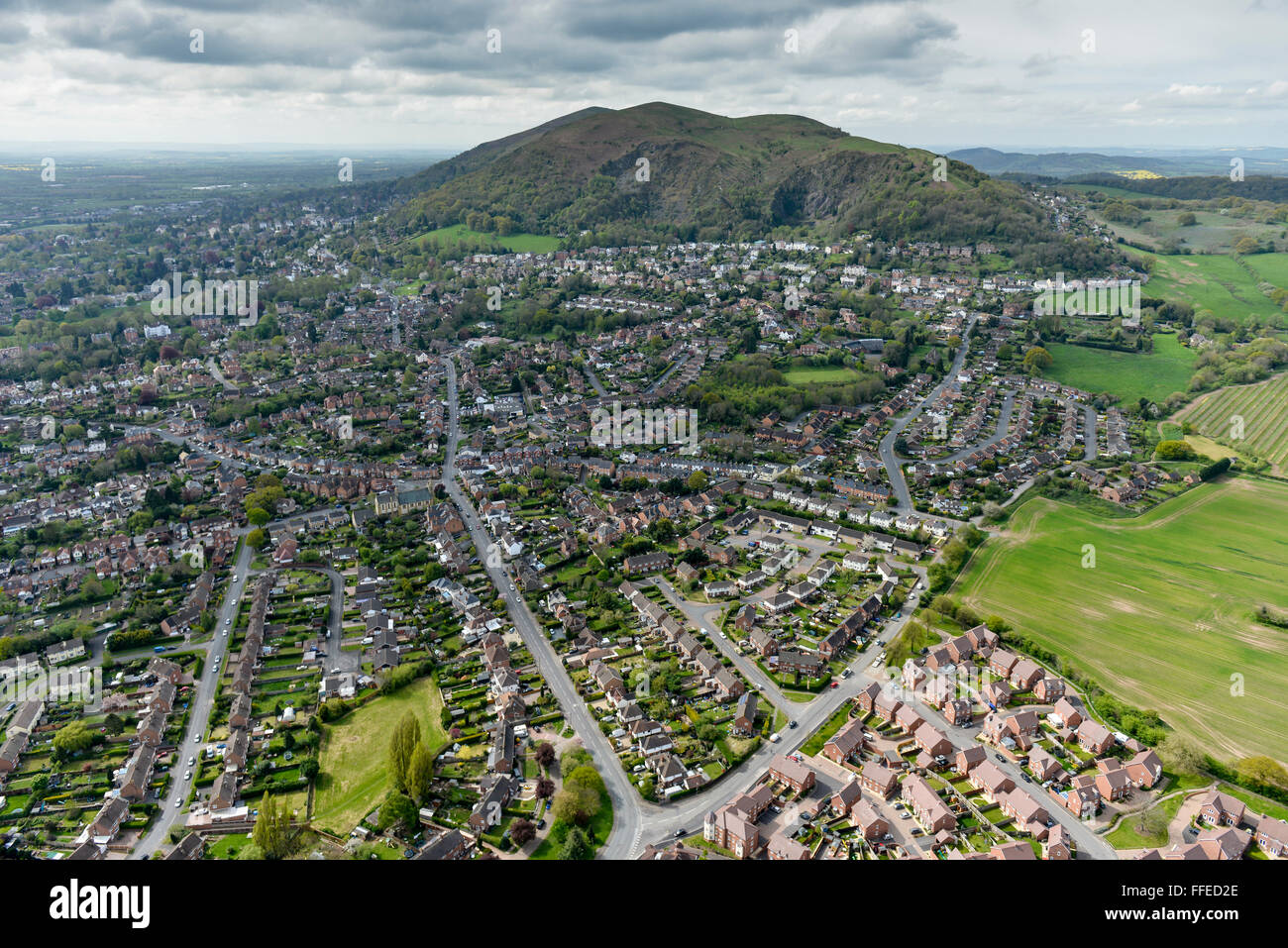 Una veduta aerea di Great Malvern con il Malvern Hills visibile sotto il profila un cielo grigio Foto Stock