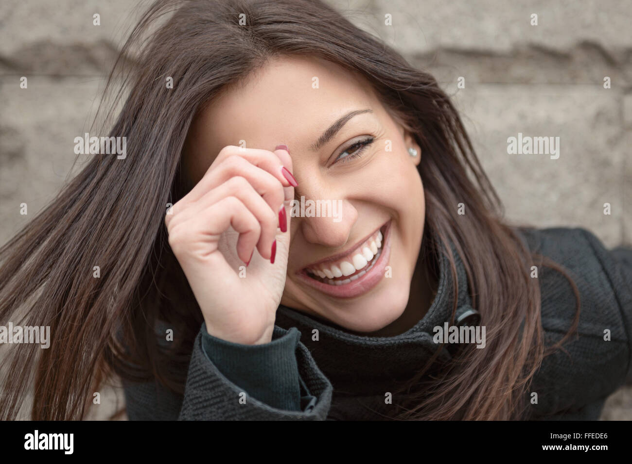 Ritratto di una bella donna sorridente Foto Stock