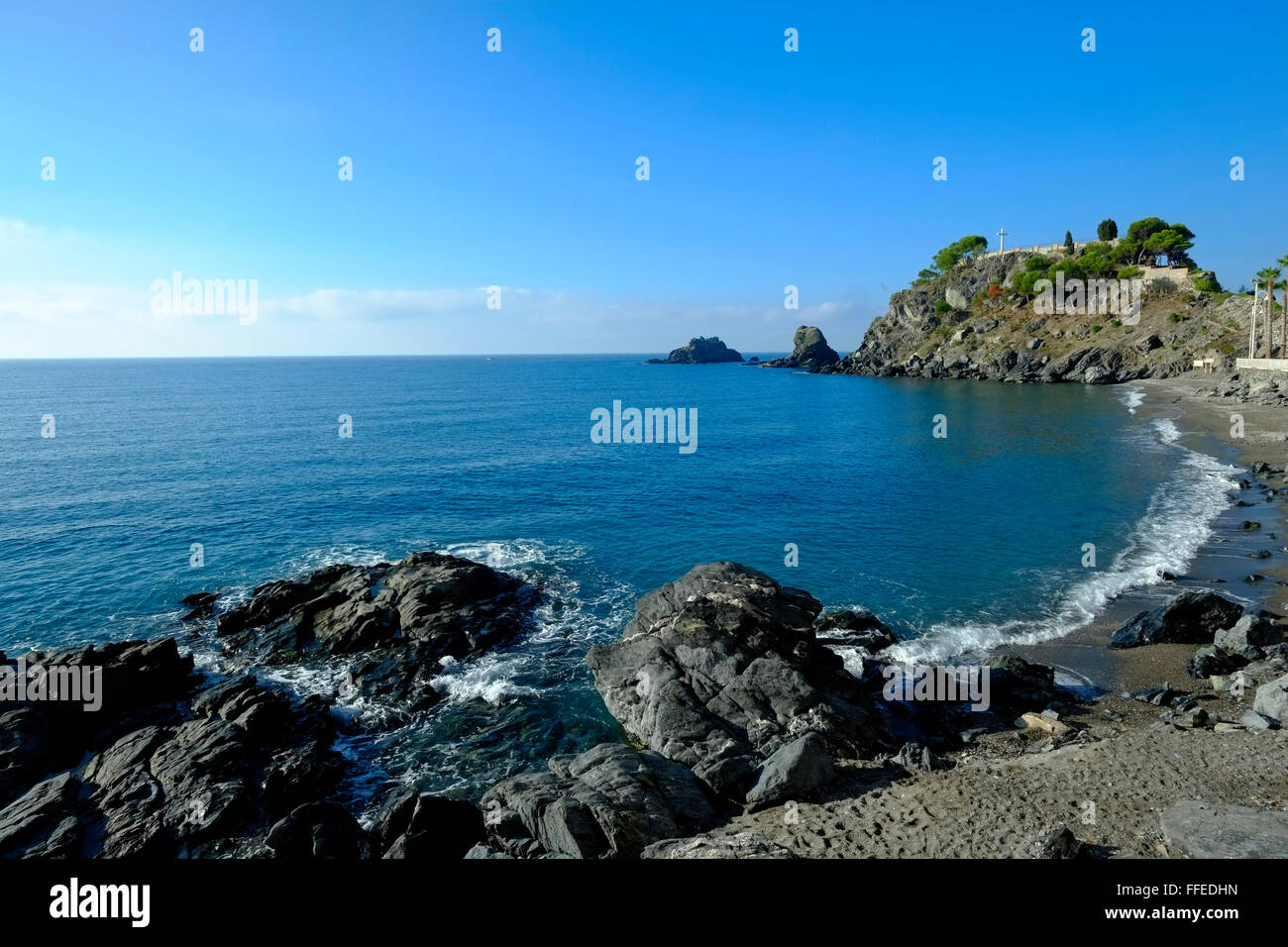 Al bordo dell'acqua sulla Playa Puerta del Mar in autunno sole a Almuñécar, Costa Tropical, Provincia di Granada, Andalusia. Spagna Foto Stock