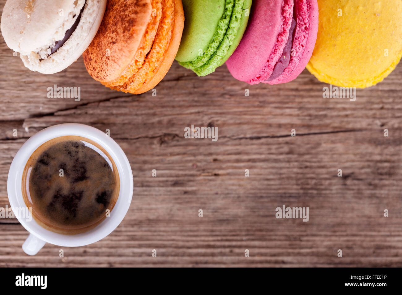 Gli amaretti e tazza di caffè vintage vista dall'alto lo sfondo Foto Stock