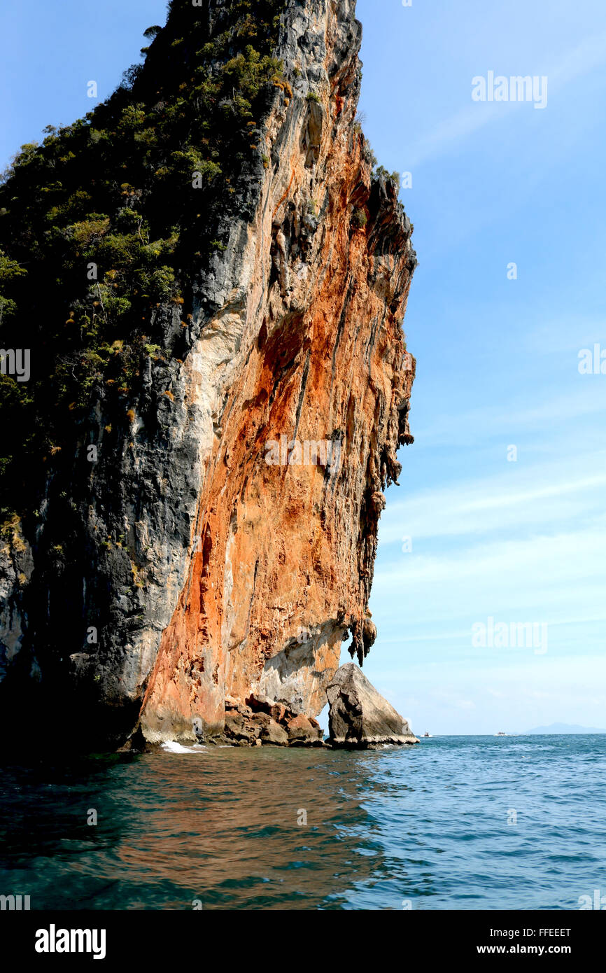 Tailandia Krabi le Isole Phi Phi Koh Phi Phi Leh drammatico scenario scogliera Adrian Baker Foto Stock