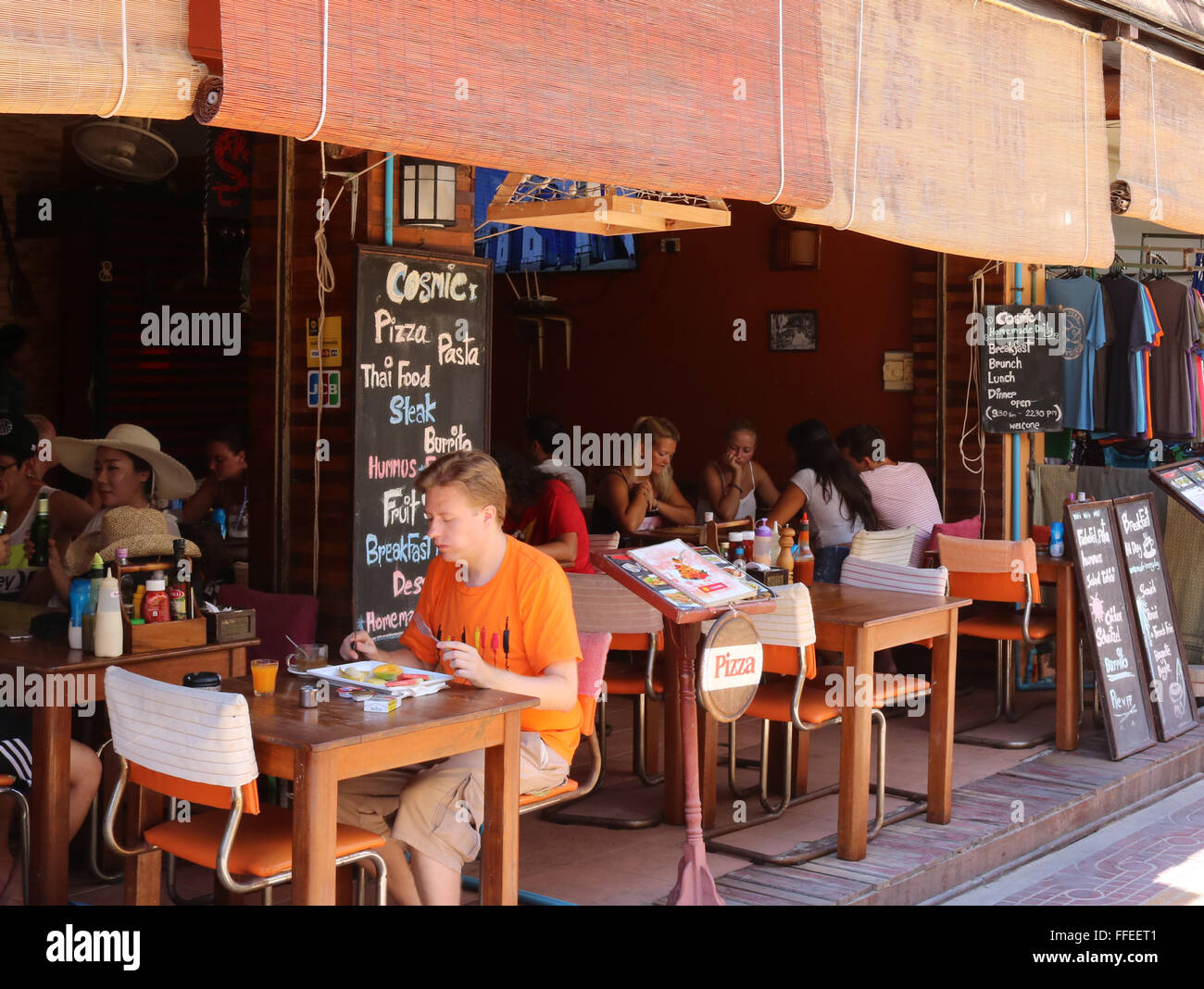 Tailandia Krabi le Isole Phi Phi Koh Phi Phi Don stradine del villaggio di Tonsai Adrian Baker Foto Stock