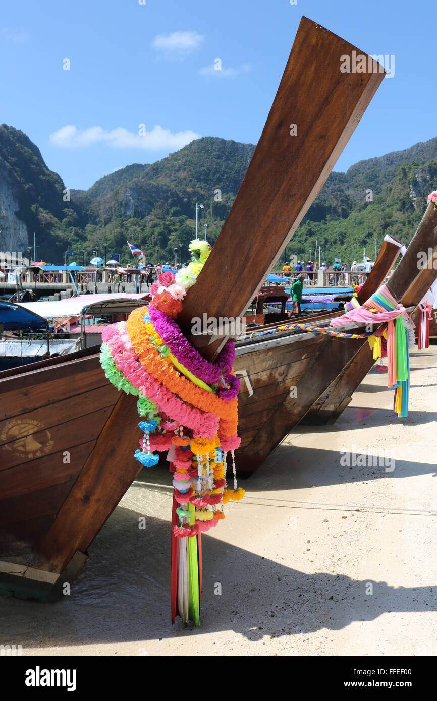Tailandia Krabi le Isole Phi Phi Koh Phi Phi Don barche sulla spiaggia di Ao Tonsai (Tonsai Bay) Adrian Baker Foto Stock