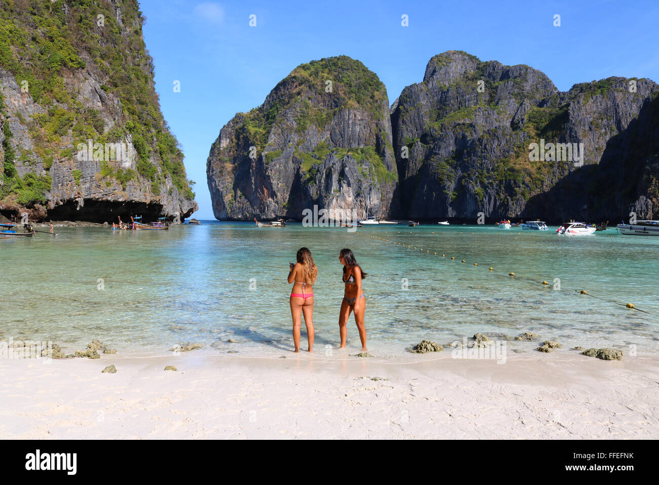 Tailandia Krabi le Isole Phi Phi Koh Phi Phi Leh Maya Bay reso popolare a causa del suo uso come location per il film "La Spiaggia" st Foto Stock