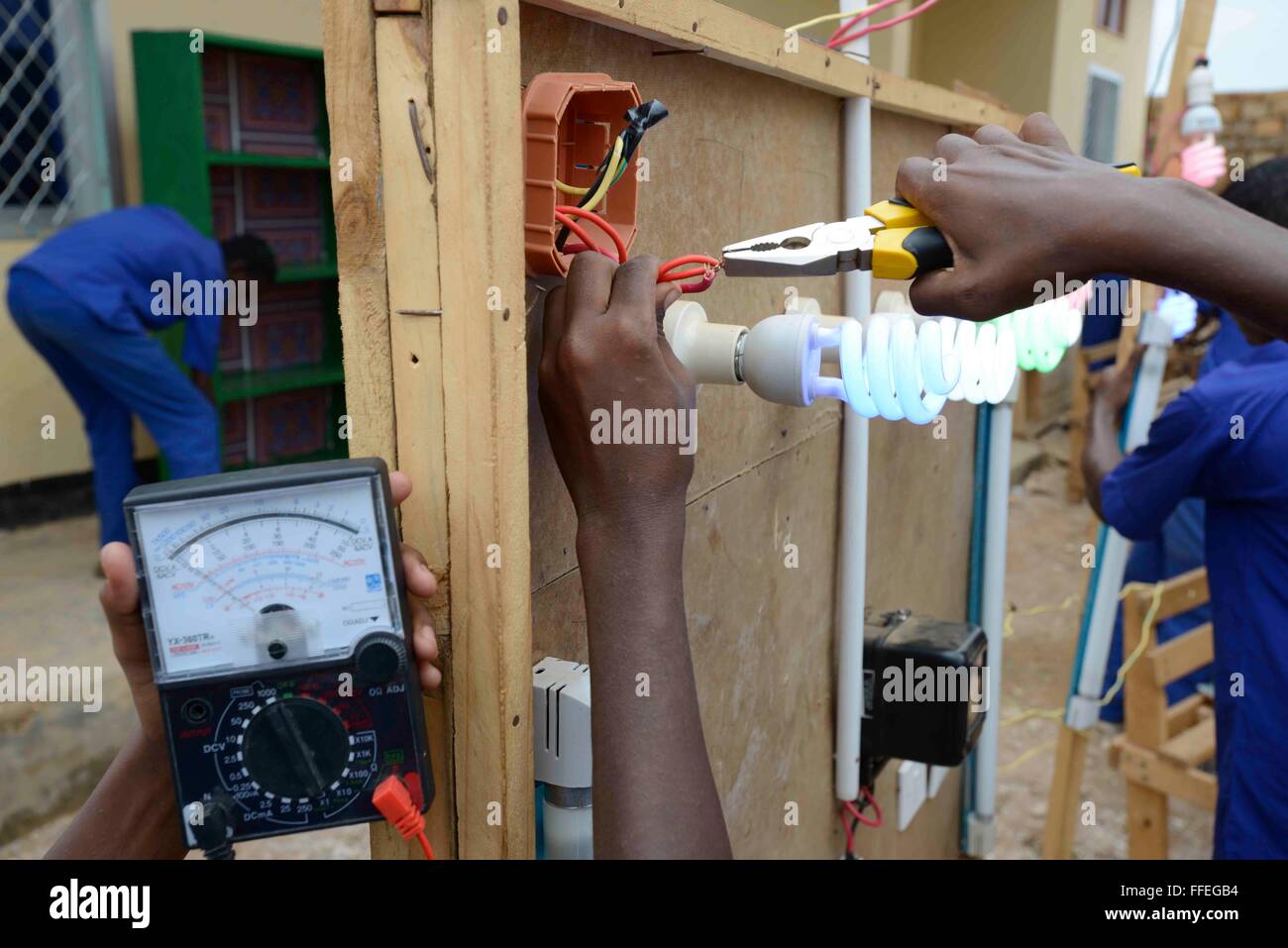 (160212)--BAIDOA (Somalia), feb 12, 2016(Xinhua)-- Boys precedentemente associato con le forze armate e a quelli a rischio di essere reclutati, informazioni su elettronica e falegnameria presso un centro di formazione gestito dai partner dell'UNICEF, INTERSOS, in Baidoa, Bay regione della Somalia, nov. 12, 2015. Febbraio 12 è noto come la Giornata internazionale contro i bambini soldato o internazionale "Mano rossa il giorno". Vicino a 100 somalo di ragazzi e ragazze si sono iscritti nella formazione professionale, tra cui quelli di dati idraulici, elettronica, falegnameria e sartoria. La vita e le competenze tecniche imparano qui li aiuteranno a iniziare una nuova vita una volta t Foto Stock