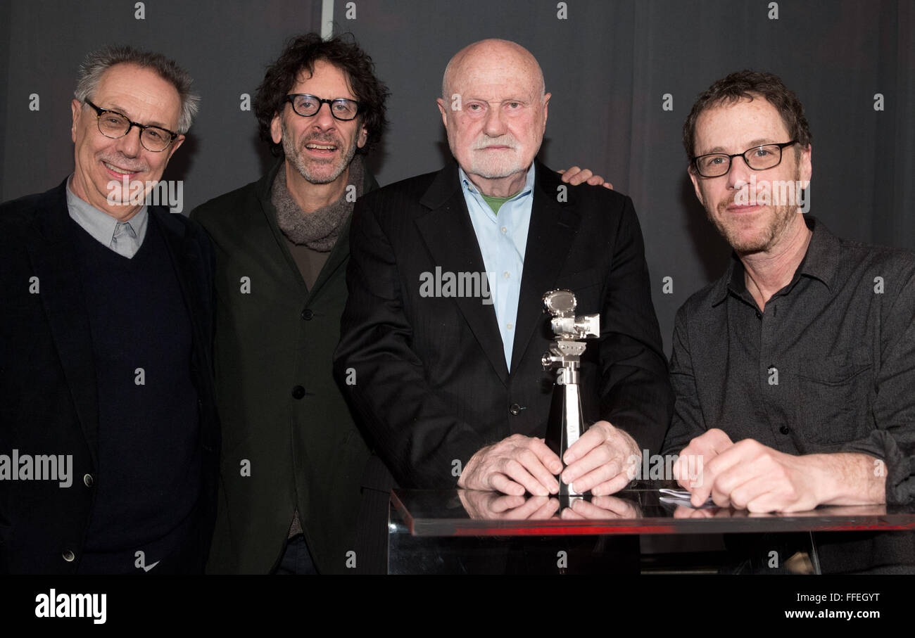 Berlino, Germania. 12 Feb, 2016. Produttore di film Ben Barenholtz (2r), una figura chiave nel US-American cinema indipendente, riceve il Berlinale Kamera award in presenza del direttore del Festival Dieter Kosslick (l-r) e i registi Joel (2 l) ed Ethan Coen (r) di Berlino, Germania, 12 febbraio 2016. Barenholtz, nato in Polonia, è stato premiato in onore della sua lunga solidarietà duratura con il Festival Internazionale del Cinema di Berlino. Foto: JOERG CARSTENSEN/dpa/Alamy Live News Foto Stock