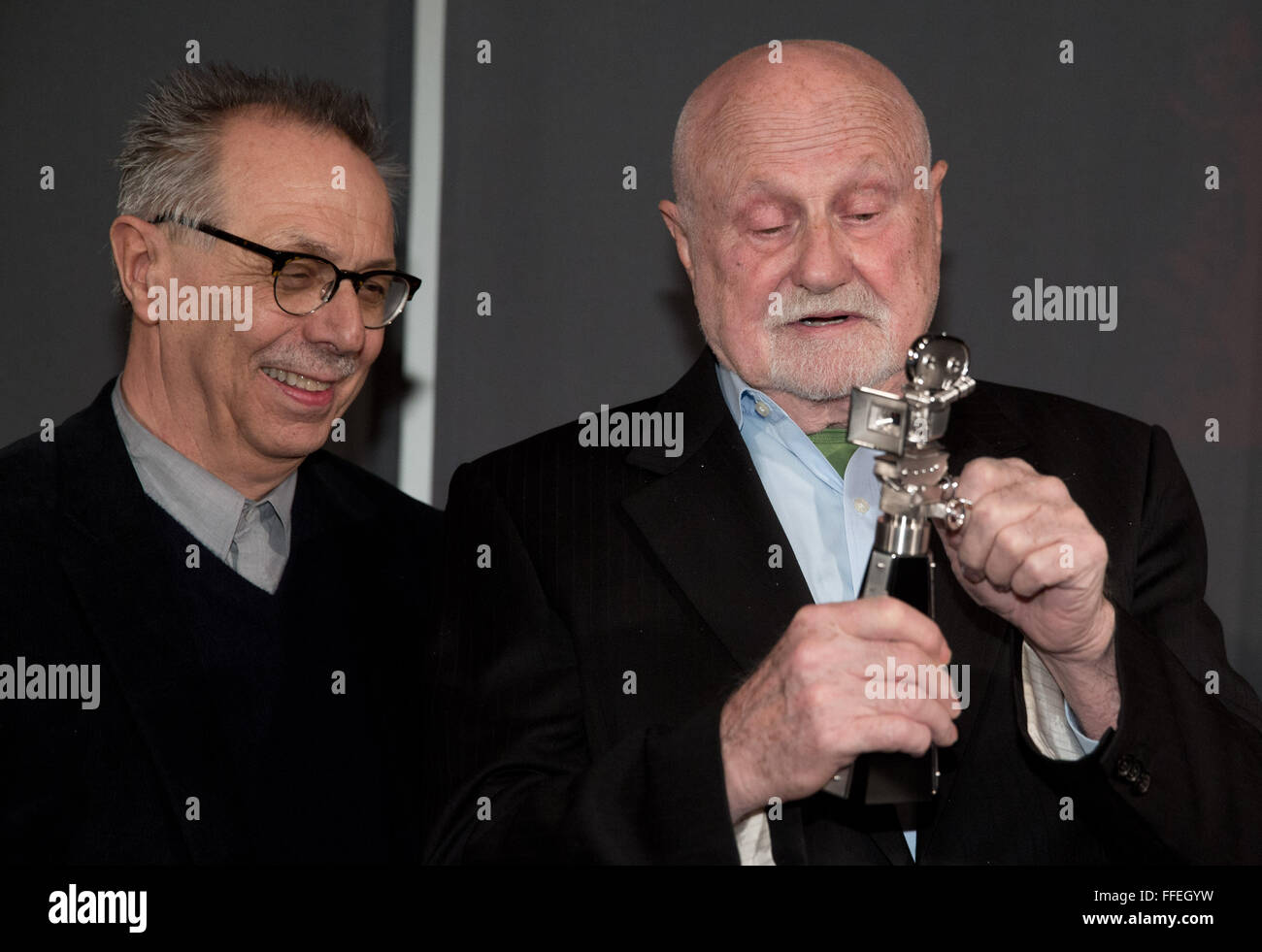 Berlino, Germania. 12 Feb, 2016. Produttore di film Ben Barenholtz (r), una figura chiave nel US-American cinema indipendente, riceve il Berlinale Kamera award in presenza del direttore del Festival Dieter Kosslick (l) di Berlino, Germania, 12 febbraio 2016. Barenholtz, nato in Polonia, è stato premiato in onore della sua lunga solidarietà duratura con il Festival Internazionale del Cinema di Berlino. Foto: JOERG CARSTENSEN/dpa/Alamy Live News Foto Stock