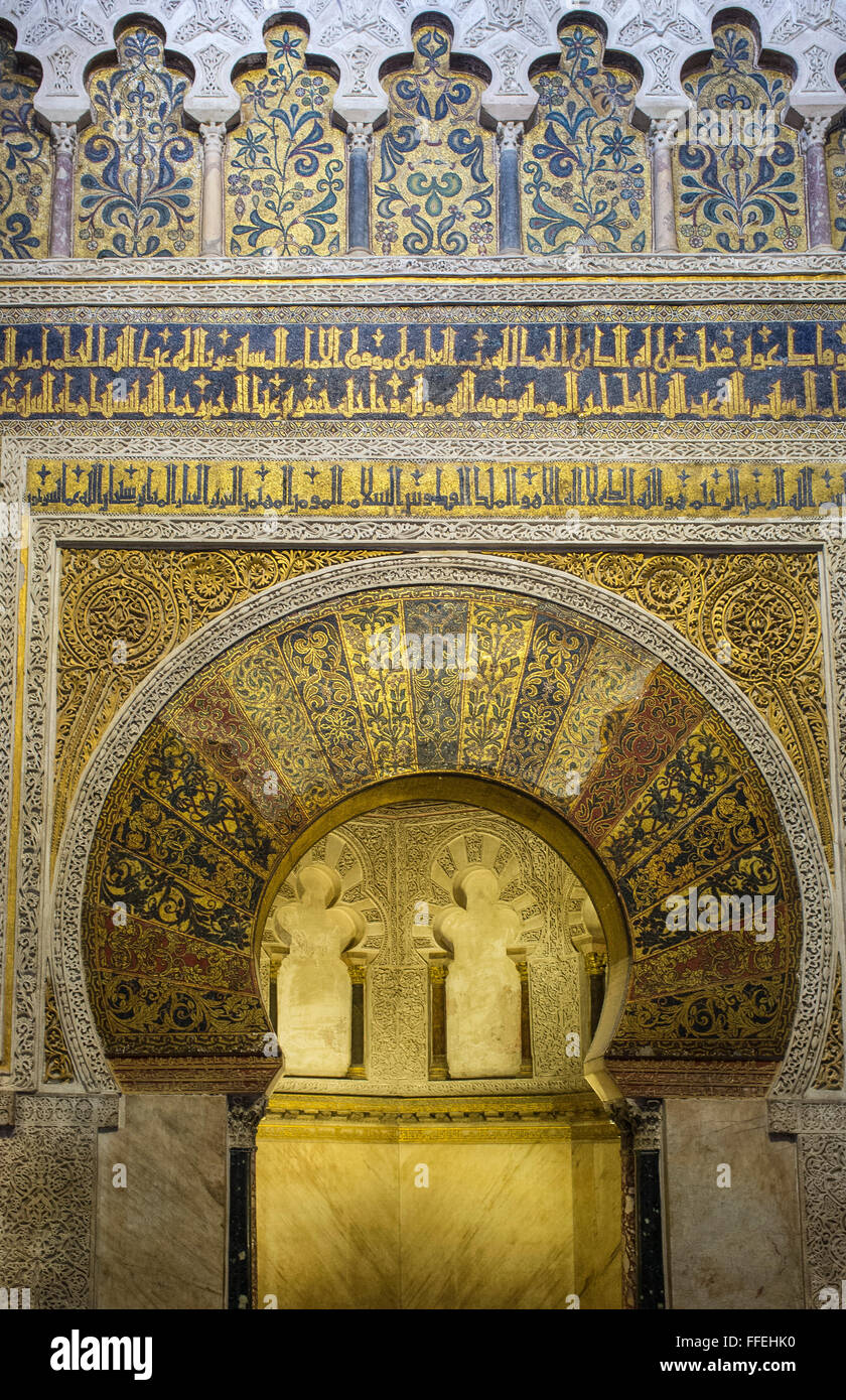 Il mihrab, dà l impressione di una porta di ingresso alla Mecca. Questo uno eccezionalmente non punto a La Mecca. Mesquita, Cordoba. Spagna Foto Stock