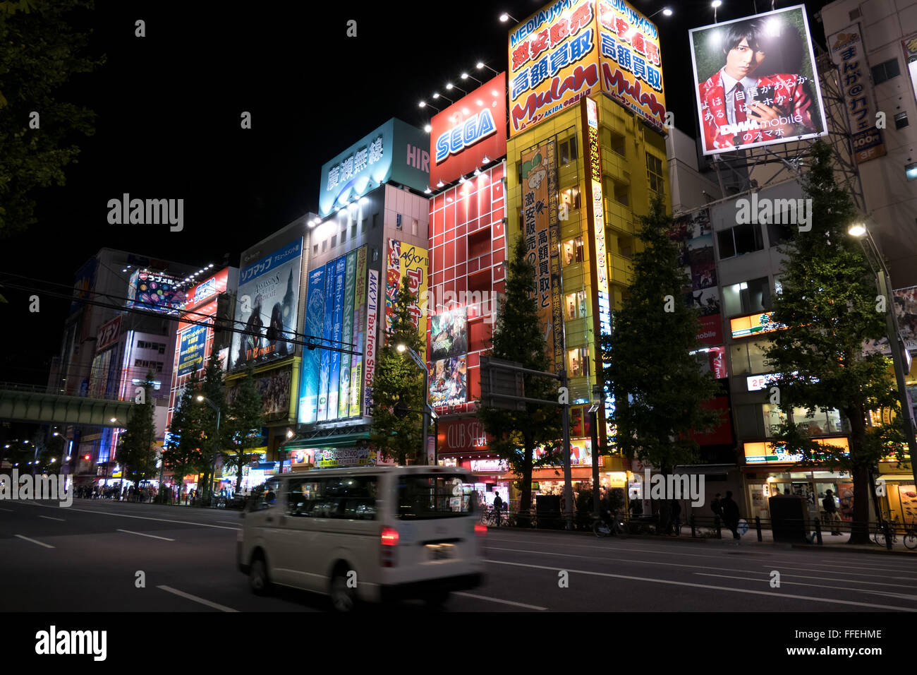 La regione di Akihabara, Tokyo, Giappone, Asia. Street, strada, edifici, luci al neon, segni, cartelloni di notte, people shopping Foto Stock