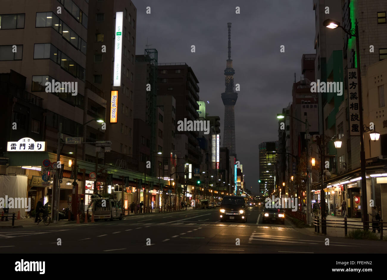 Skytree tower e il quartiere di Asakusa, Tokyo, Giappone, Asia. Street, strada, edifici, luci al neon, segni, cartelloni di notte Foto Stock
