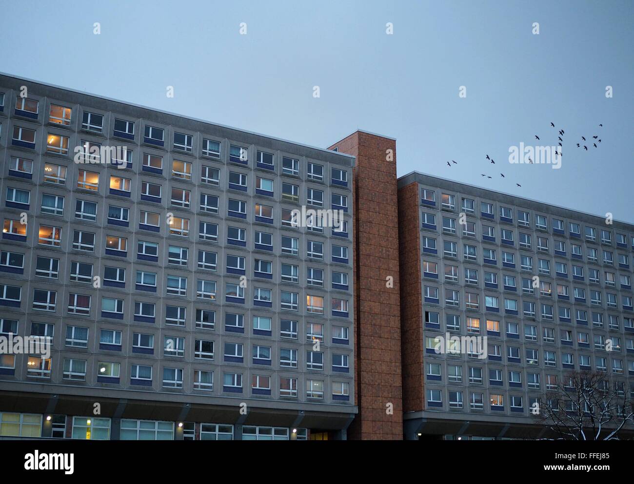 Vecchio GDR-alti edifici con appartamenti sono visibili nella ex Germania Est parte della città nel centro di Berlino il 17 gennaio 2016. Foto: Wolfram Steinberg/dpa Foto Stock
