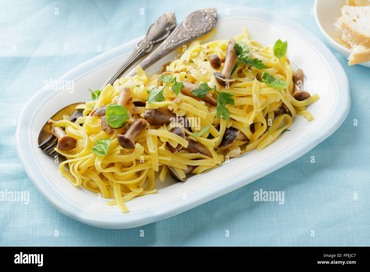 Pasta fatta in casa sulla piastra, cibo closeup Foto Stock