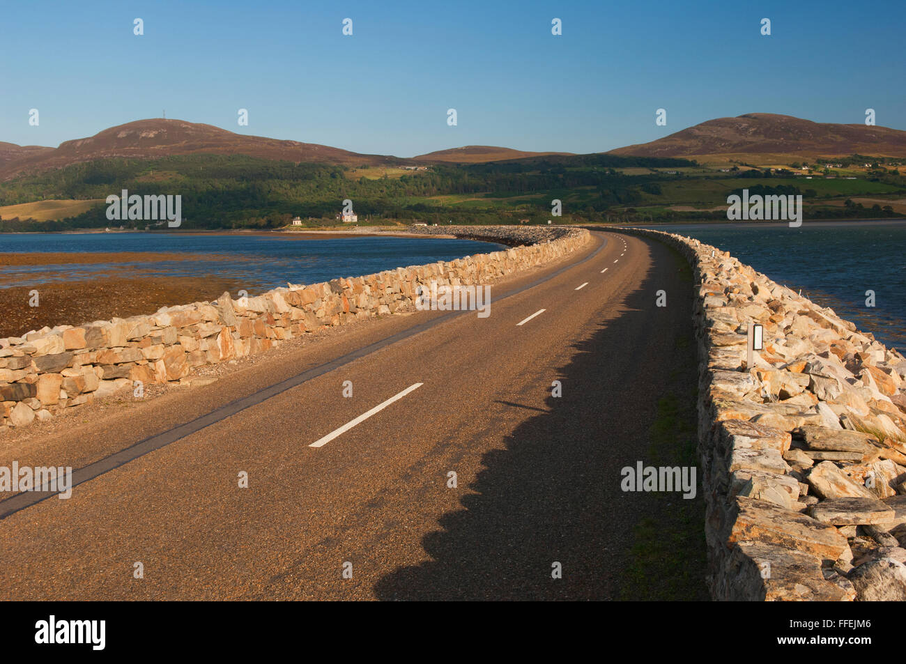 La costa Nord 500 rotta come si segue la strada rialzata che attraversa la Kyle della linguetta - Sutherland, Scozia. Foto Stock