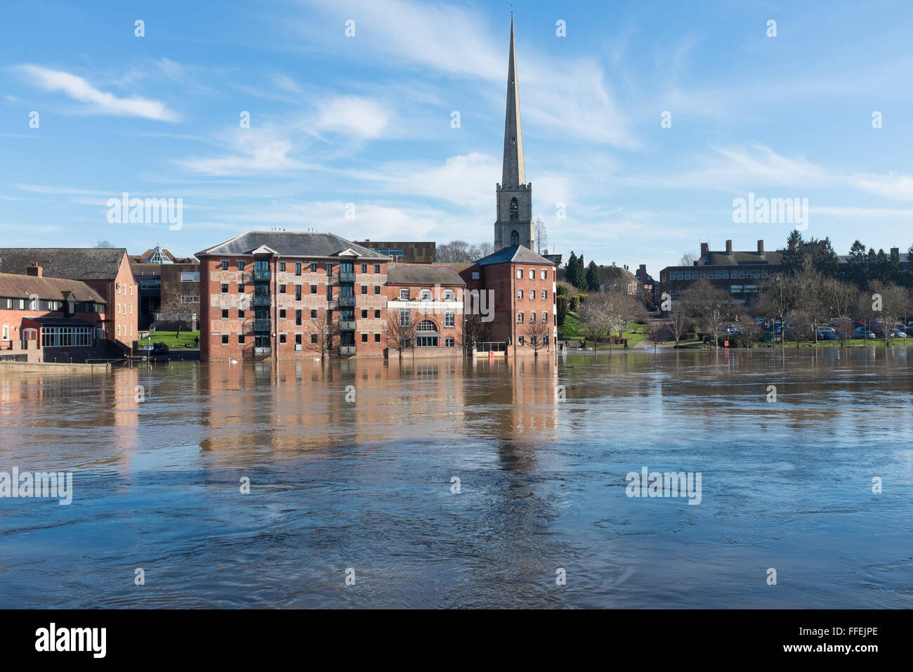 Livello di acqua alta sul fiume Severn a Worcester city centre Foto Stock