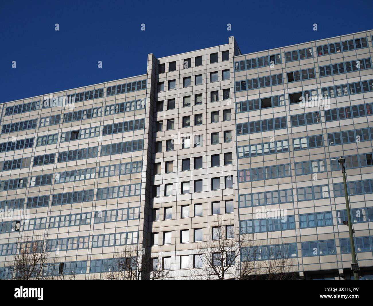 Alti edifici con appartamenti sono visibili nella ex Germania Est parte della città al centro di Berlino il 18 gennaio 2016. Foto: Wolfram Steinberg/dpa Foto Stock