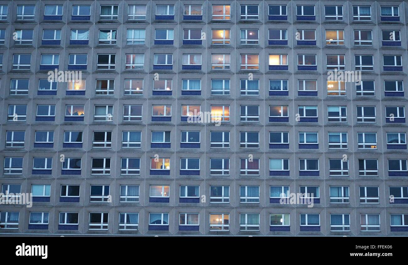 Vecchio GDR-alti edifici con appartamenti sono visibili nella ex Germania Est parte della città nel centro di Berlino il 17 gennaio 2016. Foto: Wolfram Steinberg/dpa Foto Stock