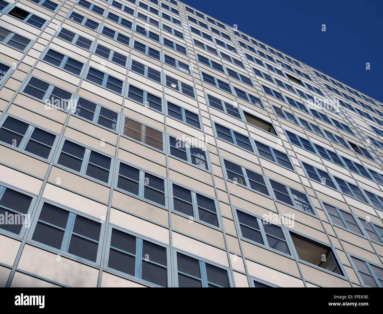 Alti edifici con appartamenti sono visibili nella ex Germania Est parte della città al centro di Berlino il 18 gennaio 2016. Foto: Wolfram Steinberg/dpa Foto Stock