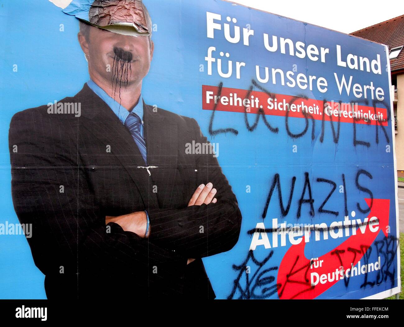 Con le parole "Lügner' (bugiardo) e nazista oversprayed cartellone elettorale del diritto tedesco - ala parte AfD in Waldkirch (Germania), su Februaray, 09, 2016. Foto Stock