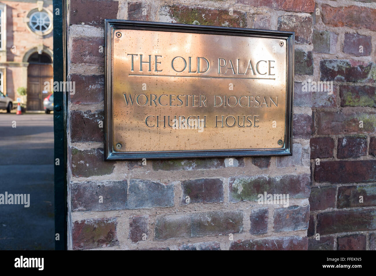 Targa in ottone all'ingresso del Palazzo Vecchio, Worcester Diosesan Chiesa casa Foto Stock