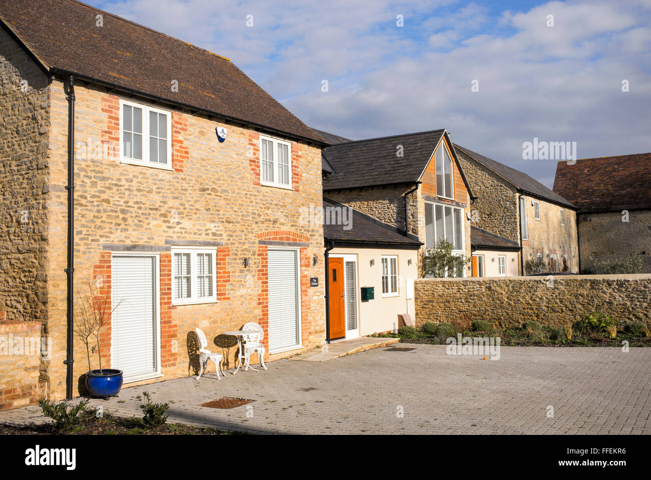 Nuova e moderna costruzione in stile fienile alloggiamento, Bicester, Oxfordshire, Inghilterra Foto Stock