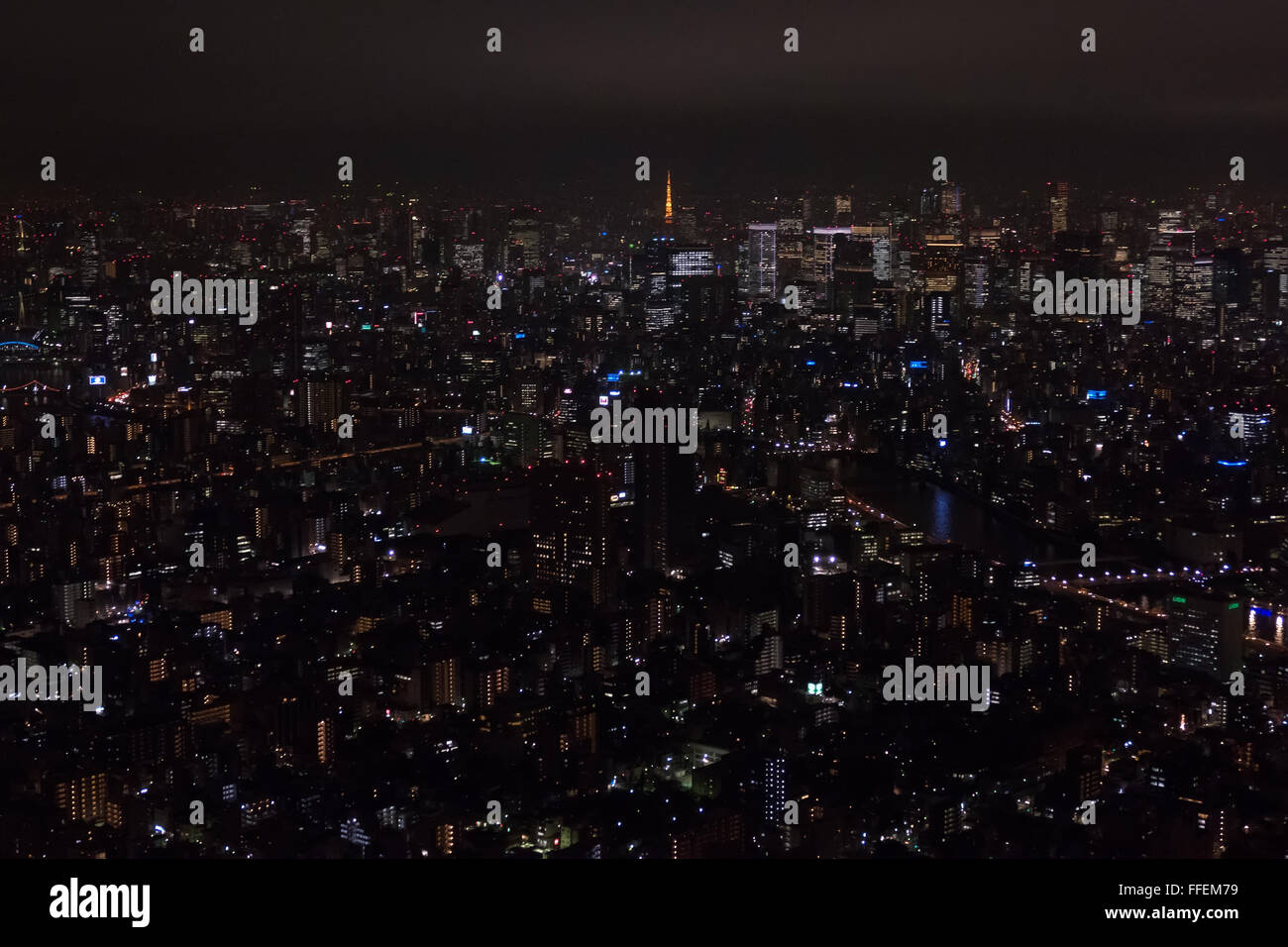 Tokyo, Giappone, Asia. Vista panoramica della città di notte da Skytree torre. Asian paesaggio urbano, Giapponese area metropolitana Foto Stock