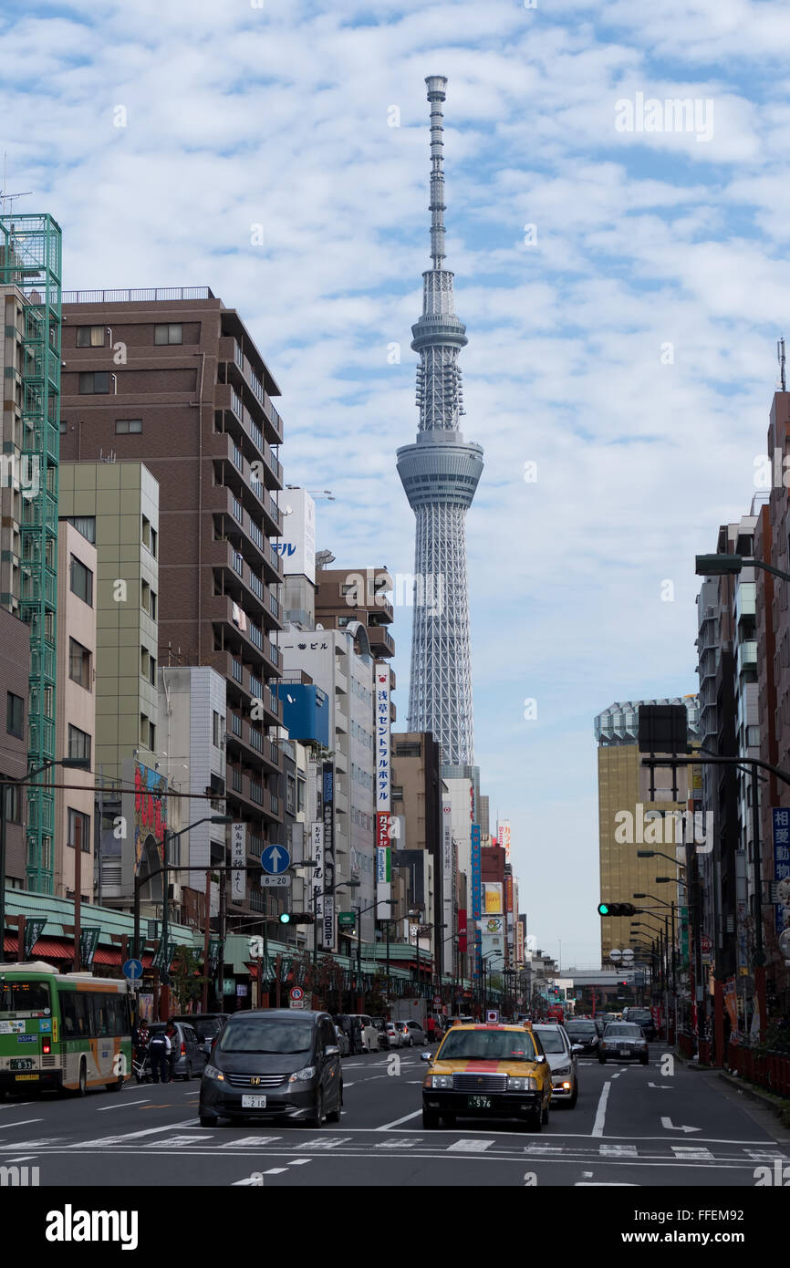 Skytree tower e il quartiere di Asakusa, Tokyo, Giappone, Asia. Street, strada, edifici, il traffico della città moderna vita urbana, città del mondo Foto Stock