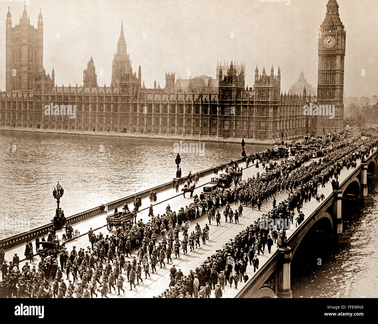 Truppe americane sul modo per la parte anteriore marzo Londra passante tra i consensi delle moltitudini, attraversando il Westminster Bridge. Il 5 settembre 1917. Fotografia di Underwood & Underwood questa stampa di archiviazione è disponibile nei seguenti formati: 8' x 10' $15.95 w/ spedizione gratuita 11' x 14' $23,95 w/ spedizione gratuita 16' x 20' $59.95 w/ spedizione gratuita 20' x 24' $99,95 w/ SPEDIZIONE GRATUITA * American Photoarchive filigrana non apparirà sulla vostra stampa. Foto Stock