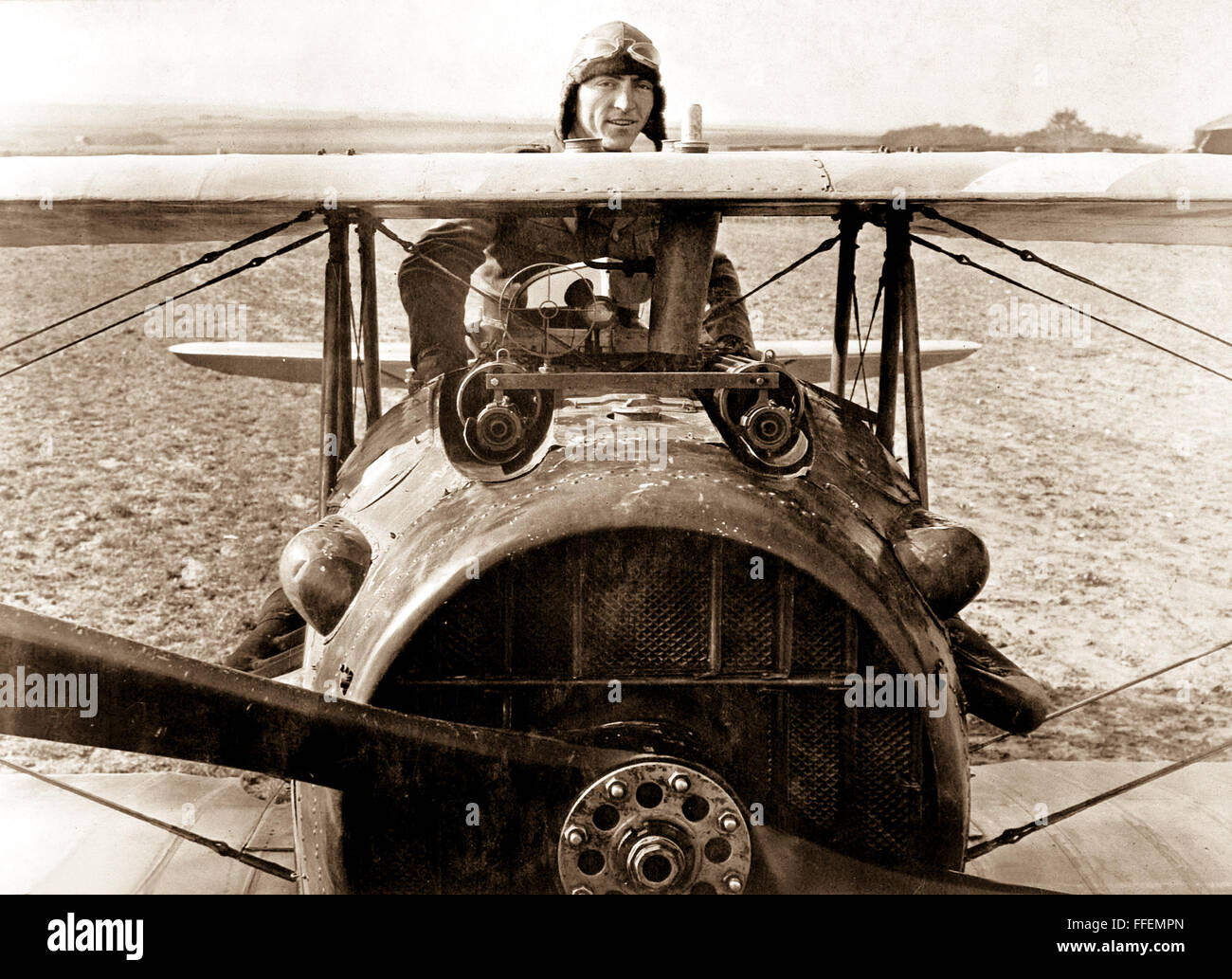 Primo Lieut. E. V. (Eddie) Rickenbacker, 94th Aero Squadron, American ace, in piedi nel suo piano Spad. Vicino Rembercourt, Francia. Ottobre 18, 1918. Sgt. Gedeone J. Eikleberry. (Esercito) Questa stampa di archiviazione è disponibile nei seguenti formati: 8' x 10' $15.95 w/ spedizione gratuita 11' x 14' $23,95 w/ spedizione gratuita 16' x 20' $59.95 w/ spedizione gratuita 20' x 24' $99,95 w/ SPEDIZIONE GRATUITA * American Photoarchive filigrana non apparirà sulla vostra stampa. Foto Stock