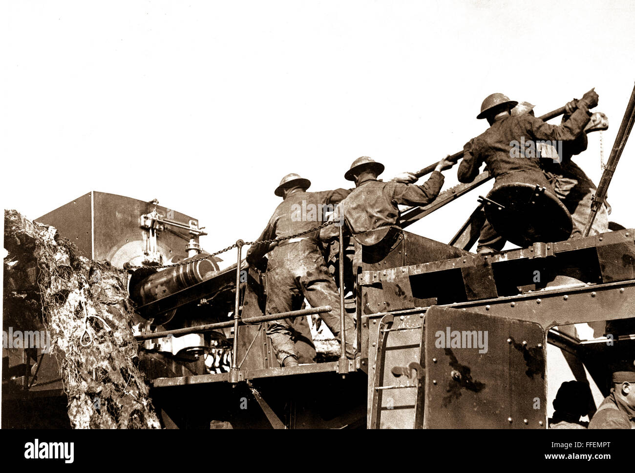 14 pollici colloqui di pistola PER GLI STATI UNITI Gli uomini della trentacinquesima artiglieria costiera il caricamento di una ferrovia mobile pistola, 13,9 pollici calibro, sull'Argonne anteriore. Baleycourt, Francia. Settembre 26, 1918. Lt. Richard W. Sears. (Esercito) Questa stampa di archiviazione è disponibile nei seguenti formati: 8' x 10' $15.95 w/ spedizione gratuita 11' x 14' $23,95 w/ spedizione gratuita 16' x 20' $59.95 w/ spedizione gratuita 20' x 24' $99,95 w/ SPEDIZIONE GRATUITA * American Photoarchive filigrana non apparirà sulla vostra stampa. Foto Stock