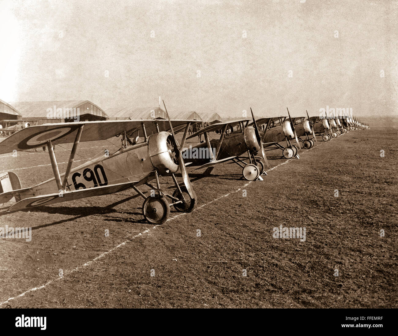 Venti-sei aerei di linea per insepction, campo di aviazione, Issoudon, Francia. Aprile 1918. Foto Stock