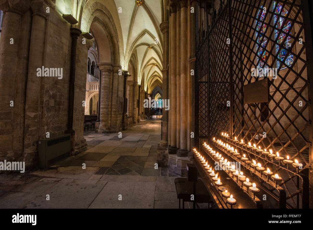 Corridoio con soffitto a volta in Chichester Cathedral (con le candele) Foto Stock