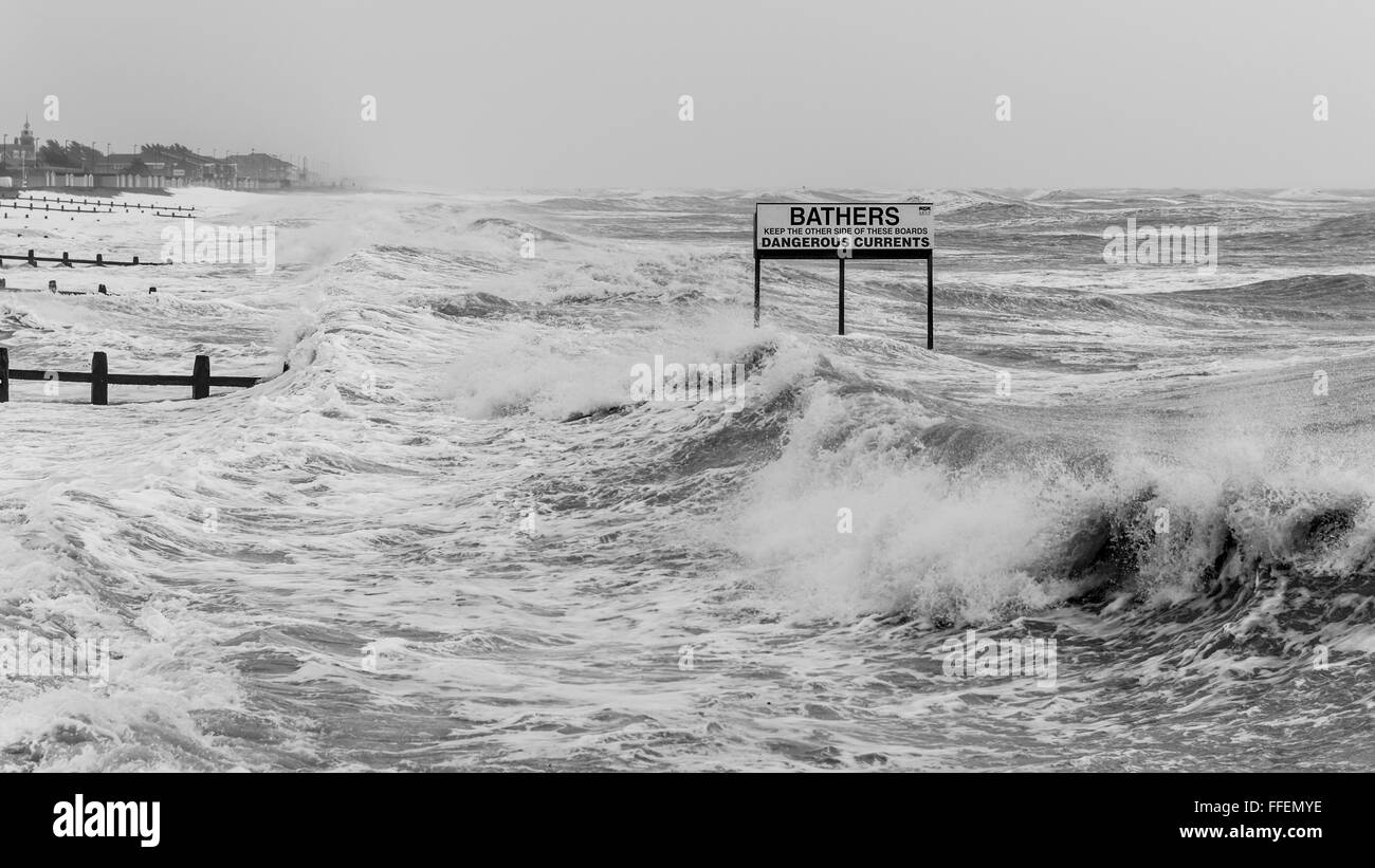 Tempesta Imogen a Littlehampton, con un afflusso di bagnanti segno di avvertimento Foto Stock