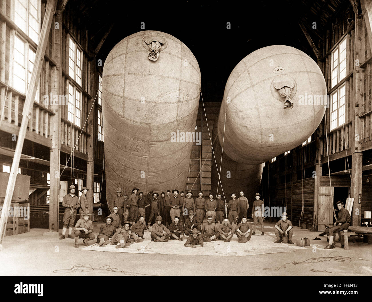 Tre 5.000 piedi cubici infermiera palloncini in hangar. Fort cantonale, OK, 1 maggio 1918. Questa stampa di archiviazione è disponibile nei seguenti formati: 8' x 10' $15.95 w/ spedizione gratuita 11' x 14' $23,95 w/ spedizione gratuita 16' x 20' $59.95 w/ spedizione gratuita 20' x 24' $99,95 w/ SPEDIZIONE GRATUITA * American Photoarchive filigrana non apparirà sulla vostra stampa. Foto Stock